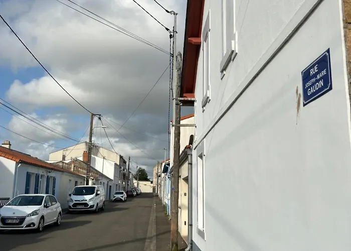 Couette-café Cocooning Centre Des Sables D'olonne Quartier Gare Saint Michel Située à 1 Kilomètre Du Remblai